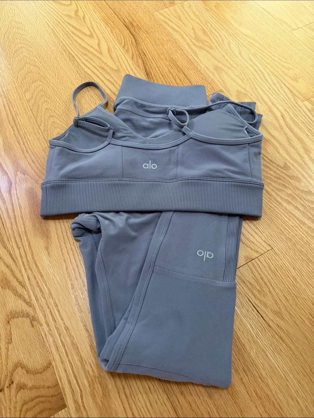 Alo yoga S/XS alosoft head start bra and leggings set.